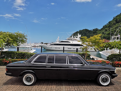 BIG-YACHT-AND-MERCEDES-LIMOUSINE.-LOS-SUENOS-MARINA-COSTA-RICA5efbbdf505a5d69c.jpg