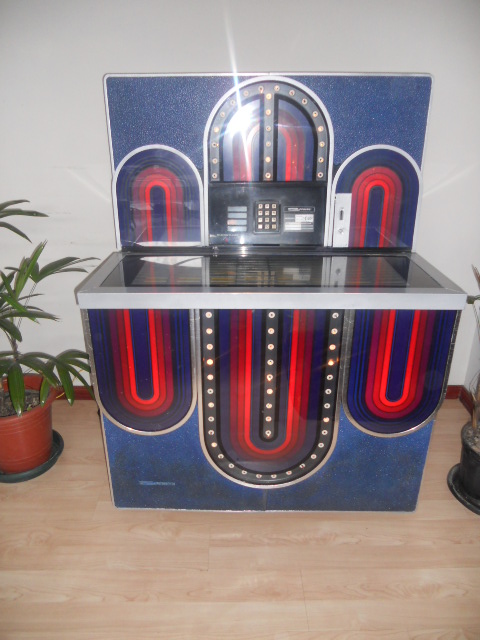 GAMIFICATION-1977-SEEBURG-JUKE-BOX-MODEL-STD4-MARDI-GRASc4fd10fb8a11f479.jpg