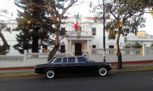 LIMUSINA-IN-FRONT-OF-MEXICAN-EMBASSY-COSTA-RICA586171e9ac522ffb.jpg