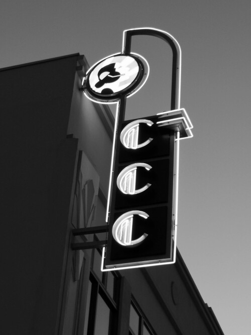 A-CENTRAL-AMERICA-NEON-BARRIO-ARANJUEZf5e9f627f4e4ebf7.jpeg